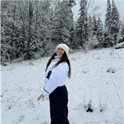 Universitaria de cuarto curso para clases de repaso de primaria.